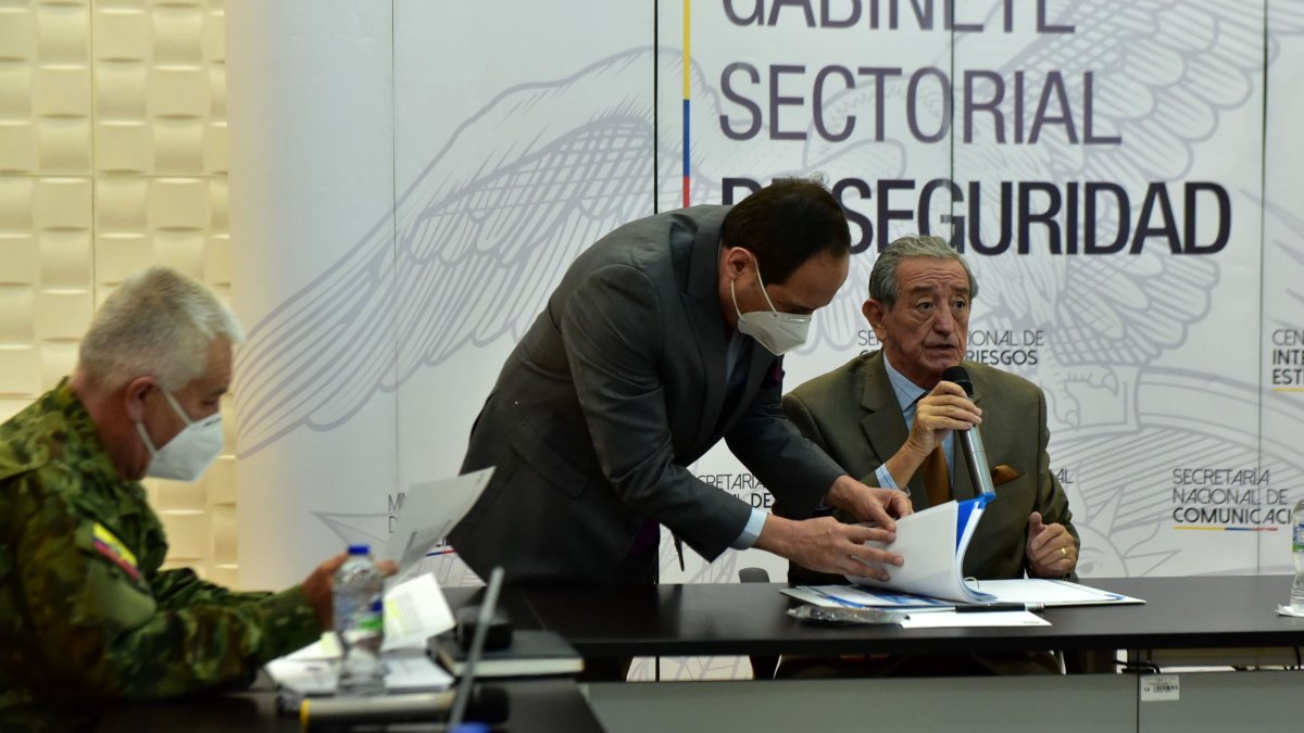 El ministro de Defensa Oswaldo Jarrín preside el gabinete de Seguridad que se reúne en la Recoleta de Quito.