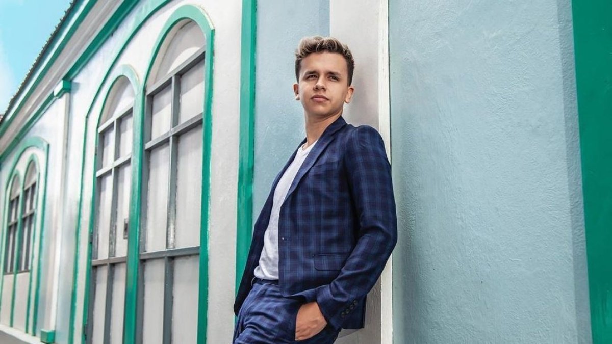 El artista interpreta el tema 'Me llamas' con Ana Paula.