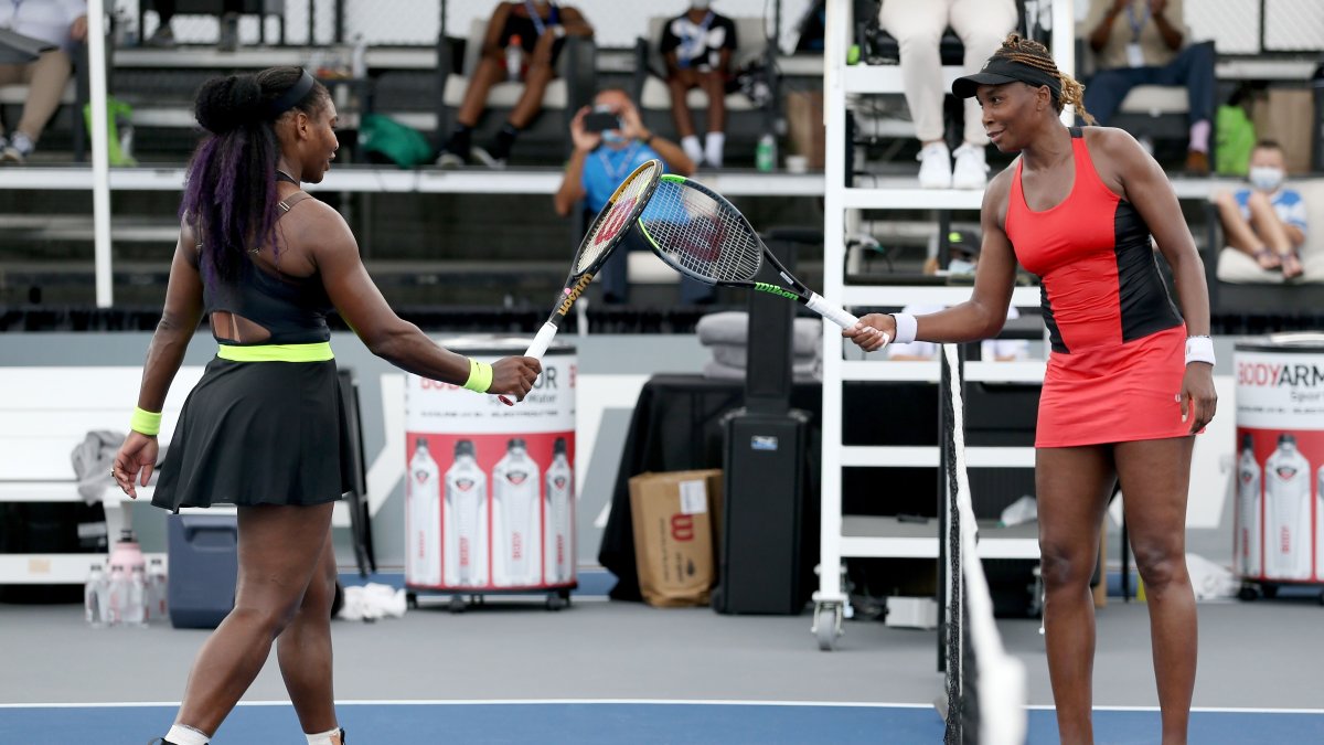 Serena Williams (i) y Venus Williams estrechan sus manos luego de que la primera la derrotara en Estados Unidos.
