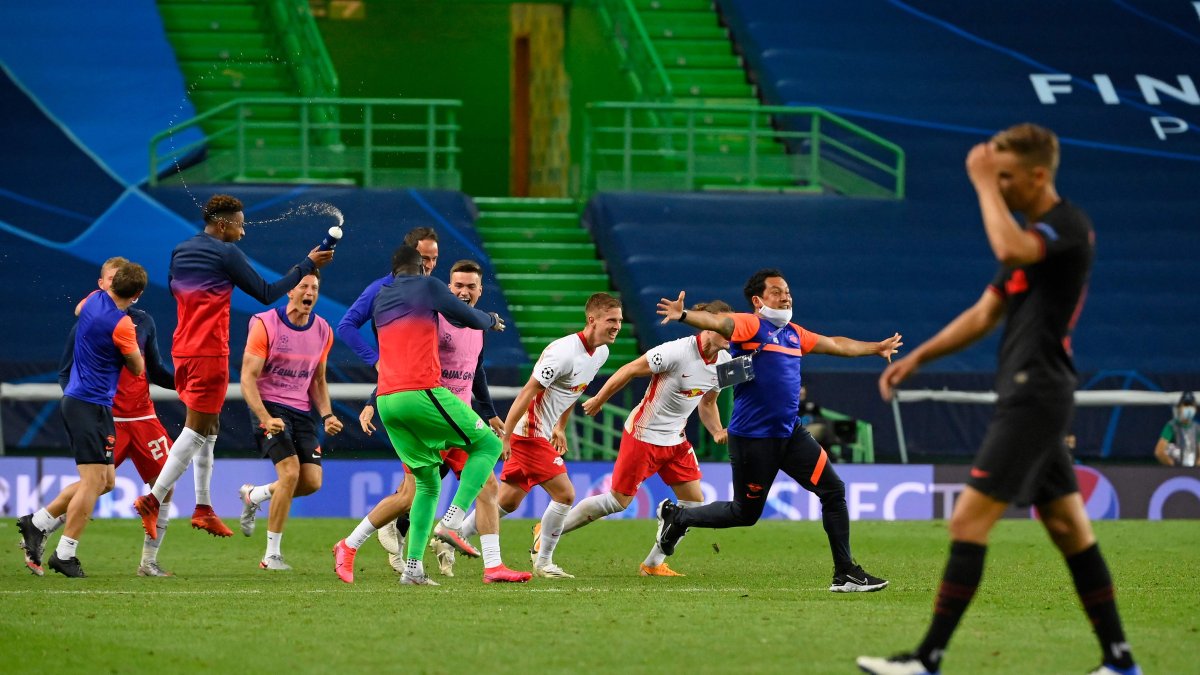 La plantilla del conjunto alemán celebra el paso a la semifinales mientras hay lamento español.