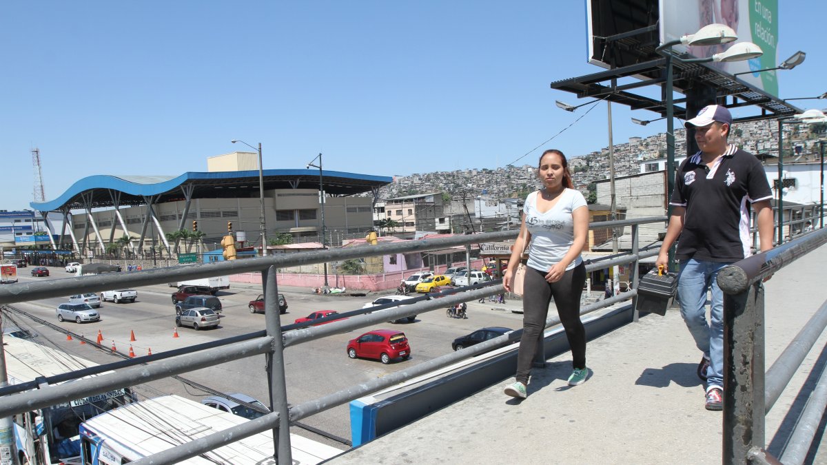 Sitio. El puente que se desmantelará está ubicado en el ingreso de la ciudadela Martha de Roldós, sobre la Juan Tanta Marengo.