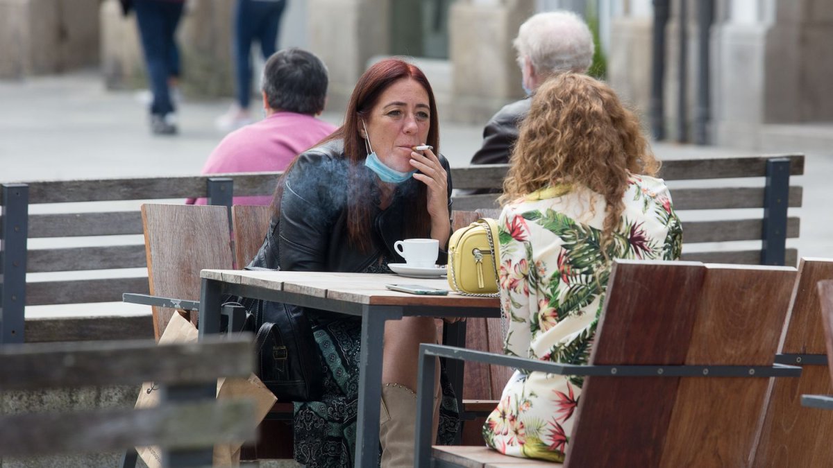 Galicia. El primer día con veto a fumar en las calles. “La medida nos beneficia a todos”, dice un español.