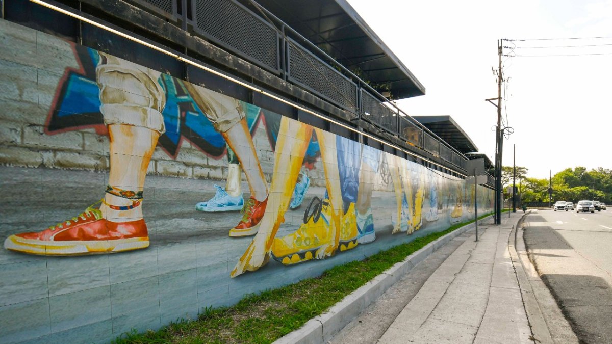 Arte. El mural está ubicado en el exterior de la plaza gastronómica.