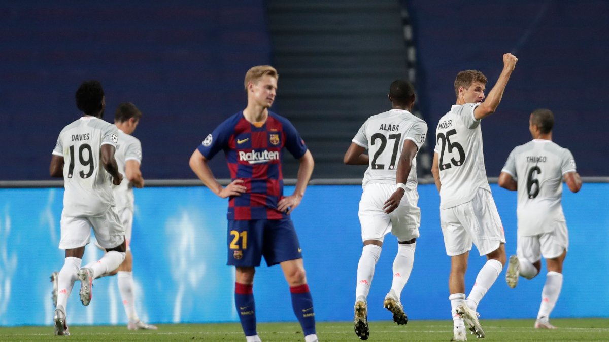 Muller (d) festeja uno de los ocho tantos que el Bayern Múnich le marcó al Barcelona.