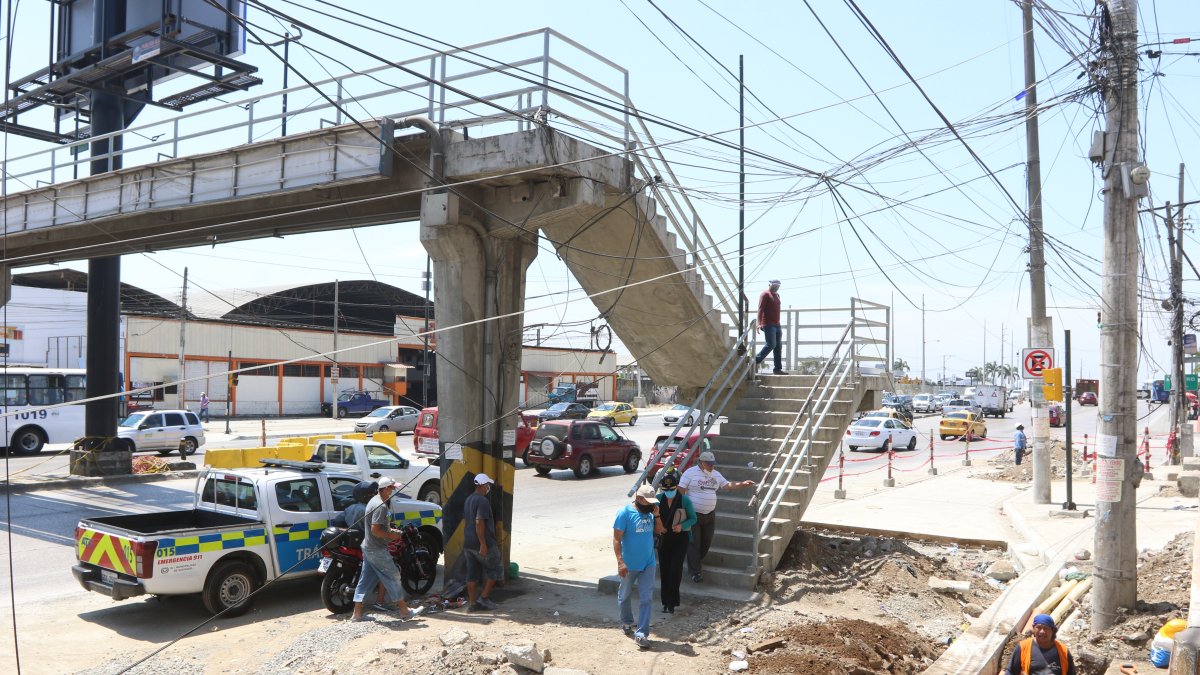 Hecho. Ayer, obreros ultimaban detalles para el desmontaje del puente construido hace más de dos décadas.