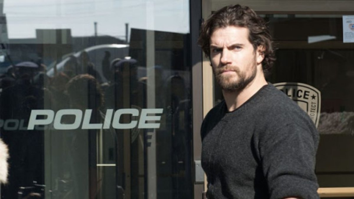 Henry Cavill hace el papel de un teniente de policía venido a menos que, junto a un exjuez, arresta aun asesino serial.