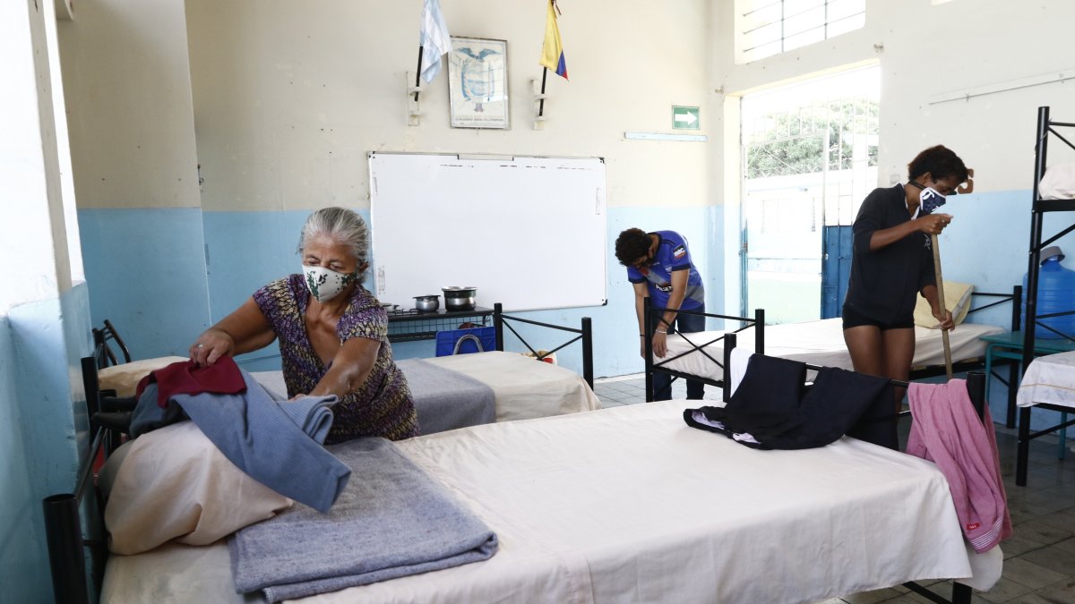 Convivencia. Sin importar la nacionalidad, quienes se albergan en la escuela han aprendido a convivir y se reparten las actividades domésticas de una manera organizada.