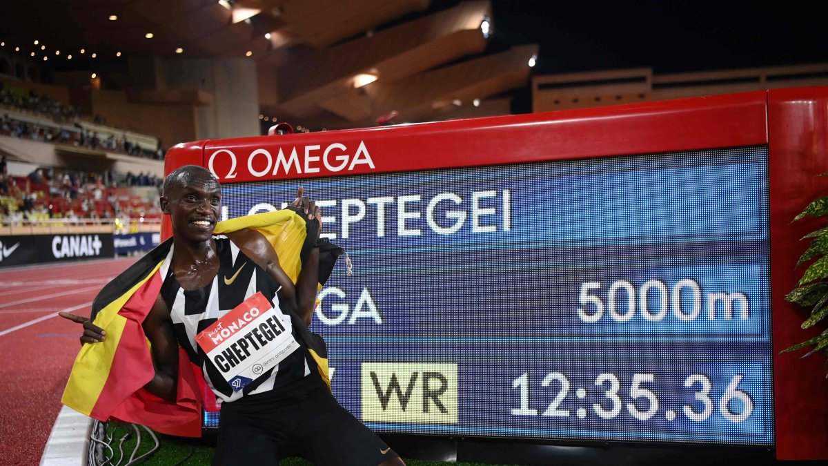 Joshua Cheptegei abrazó la bandera de Uganda y posó junto a la nueva plusmarca en la Liga de Diamante.