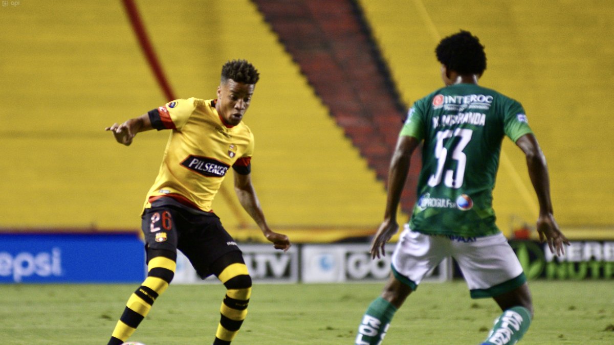 Byron Castillo, lateral de Barcelona, intentó desequilibrar por la derecha ante los machaleños.