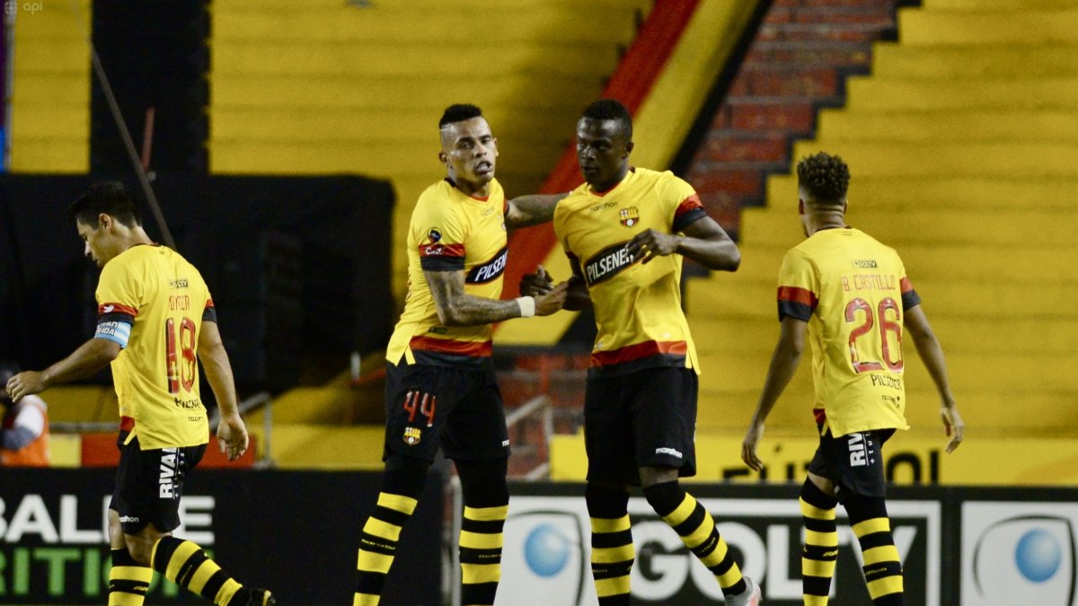 José Angulo, delantero de Barcelona, es felicitado por Jonathan Álvez luego de marcar el tanto del Ídolo.