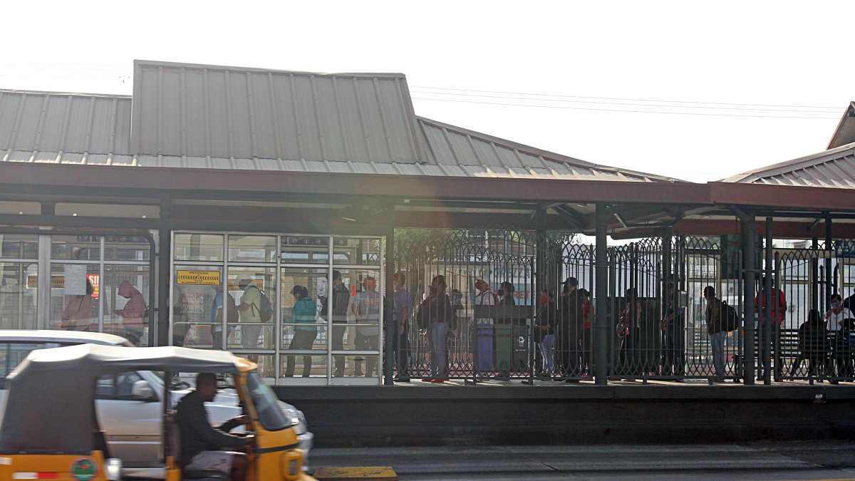 El distanciamiento obligatorio y que no haya suficientes unidades obligan a los usuarios del sistema a esperar por largos periodos articulados. Es obligatorio llevar mascarilla.