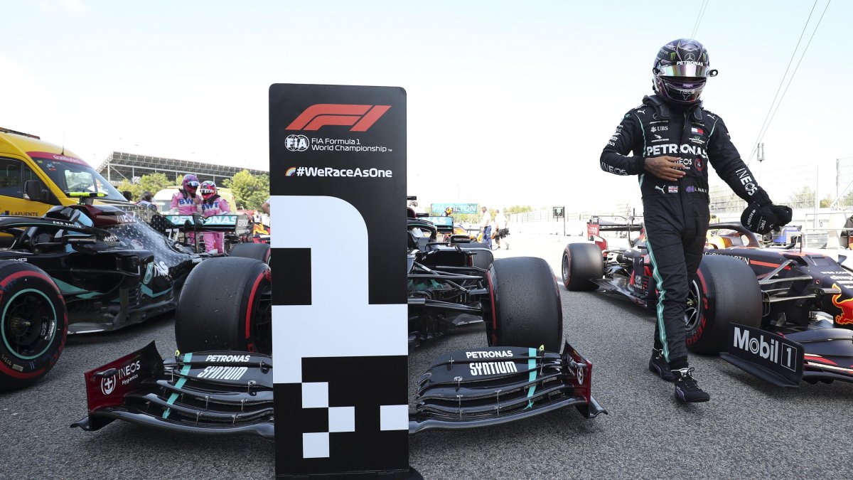 Lewis Hamilton y una imagen muy habitual en esta temporada, ganando la pelo position.