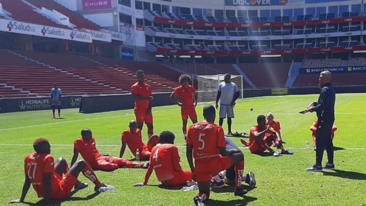 El estratega argentino Jorge Montesino (d) lleva siete  semanas al frente de El Nacional.