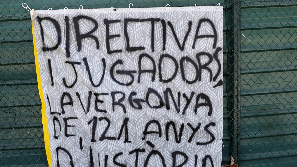 Pancartas con lemas llenos de enojo fue lo que colgaron los hinchas a las afueras de la ciudad deportiva donde se concentra el equipo.