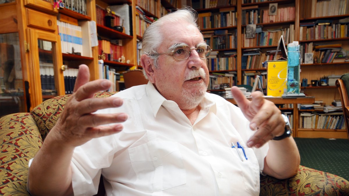 Juan Valdano nació en Cuenca en 1939. Es escritor, historiador y fundador de la subsecretaría de Cultura. Tiene más de treinta libros publicados.
