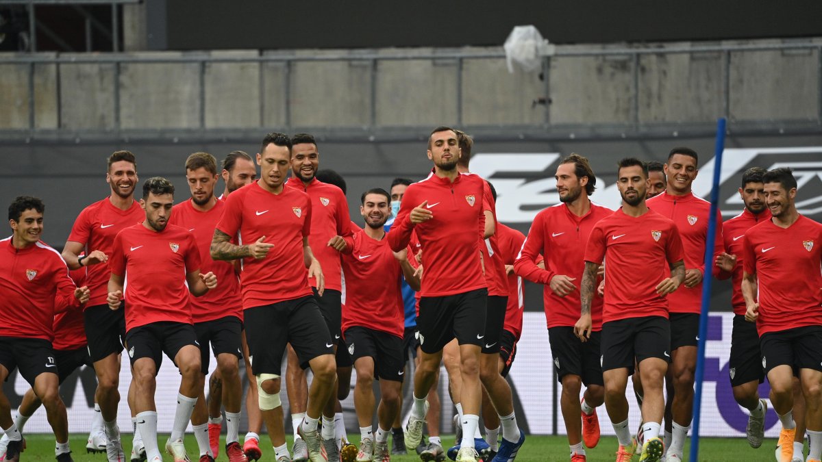 Los jugadores del Sevilla buscan conseguir el sexto título de Europa LEague. Esta mañana realizaron la última práctica en el campo de Colonia.