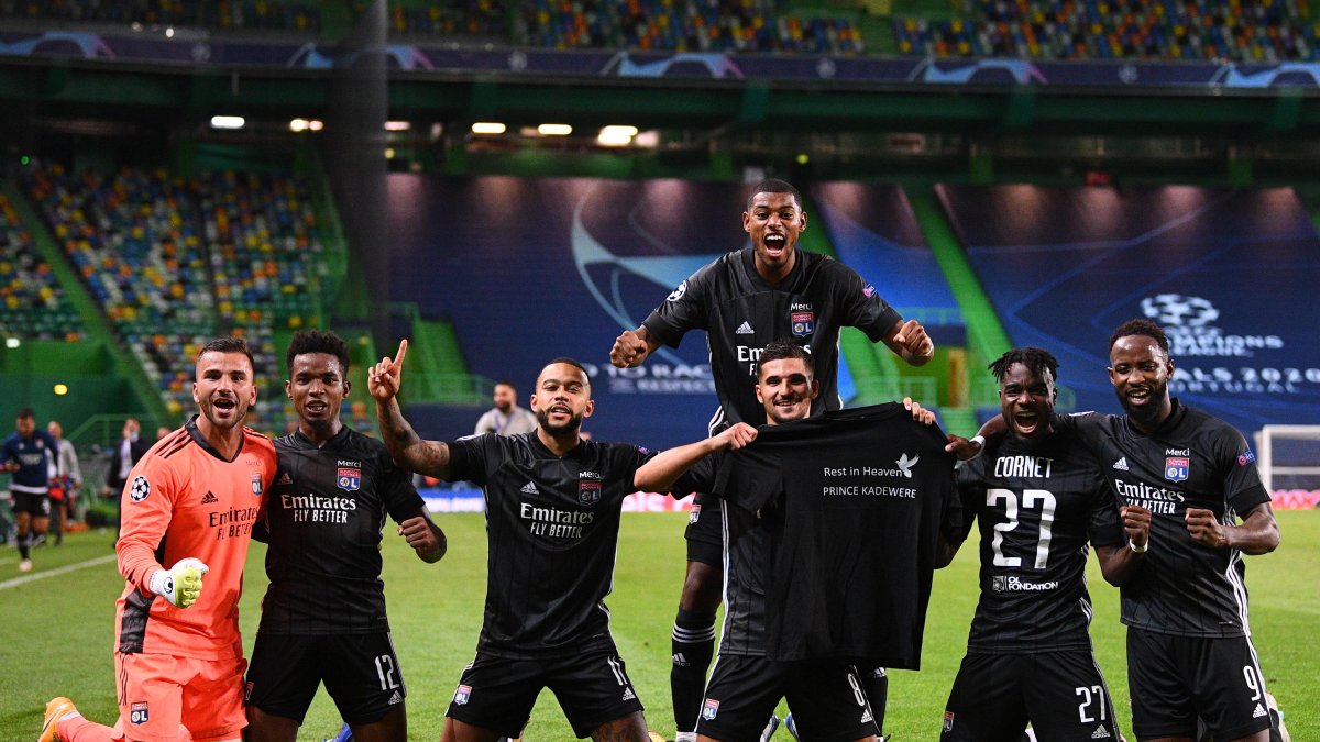 Los jugadores del Lyon festejan tras derrotar por 3-1 al Manchester City y clasificar a las semifinales de la Champions.