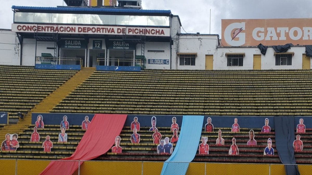 Imágenes de hinchas de El Nacional se ubicaron en la preferencia del estadio Atahualp, mientras que en los exteriores se realizó un banderazo.
