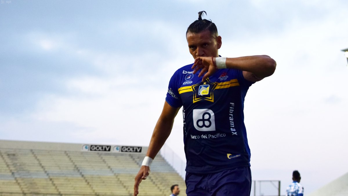Carlos Garcés celebra el tanto de apertura en el estadio Jocay.
