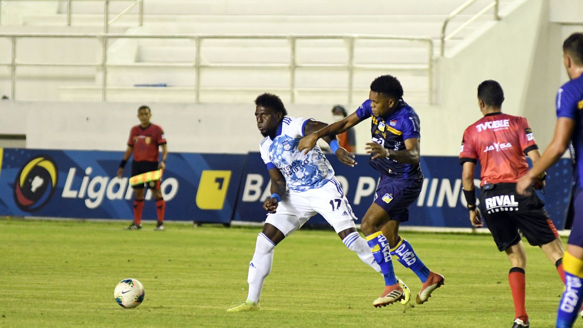 El ingreso de Roberto Ordóñez (i) de poco le sirvió a Emelec, un equipo sin generación de juego.