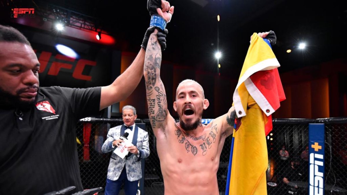 Chito Vera muestra la bandera tricolor luego de vencer a su rival en Las Vegas.