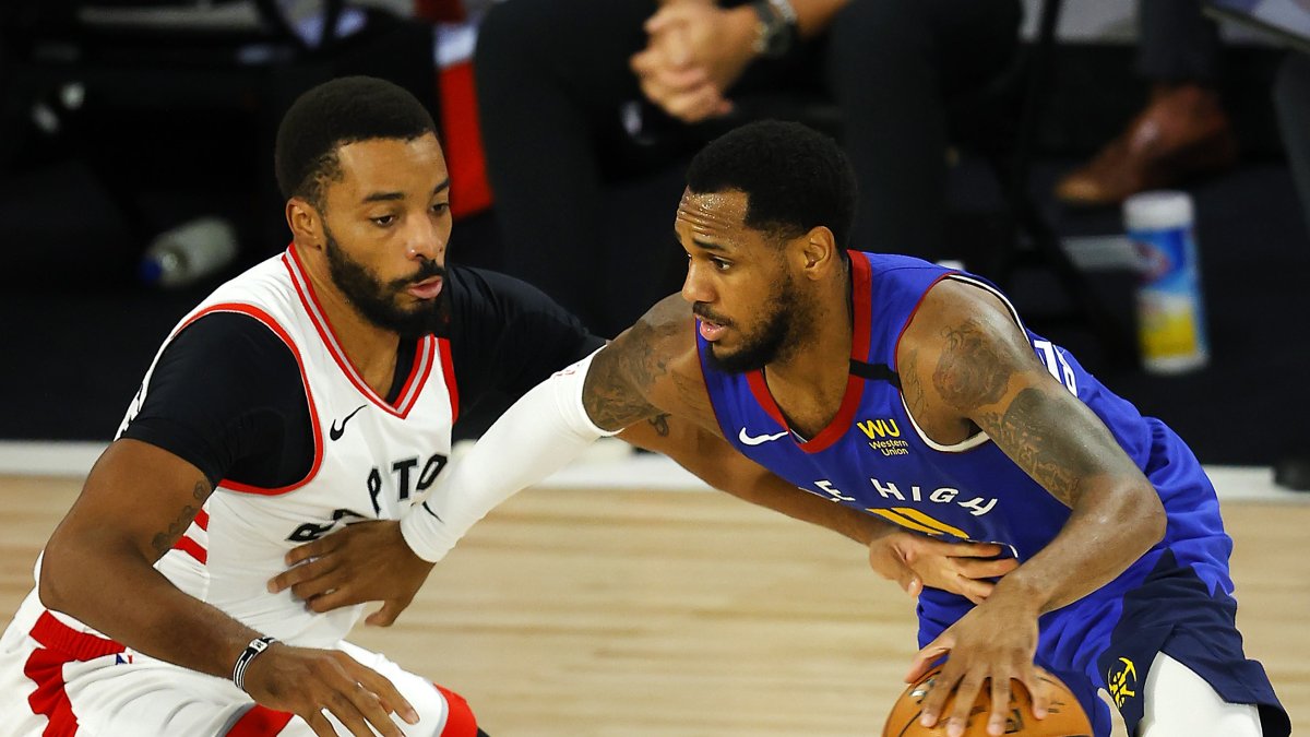 Monte Morris (11), de los Denver Nuggets, frente a Norman Powell, de los Raptors de Toronto.