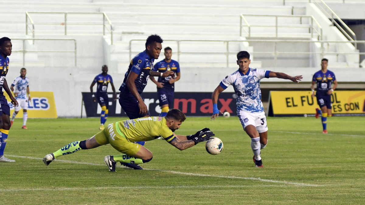 Facundo Barceló (d) muestra cosas interesantes, pero hasta el momento no justifica su presencia como piloto de ataque en filas del tricampeón ecuatoriano.