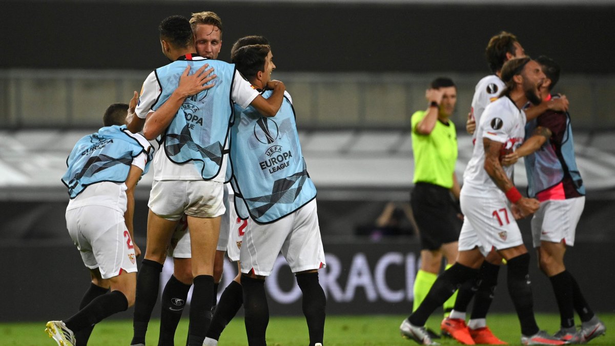 Los jugadores del Sevilla celebran pletóricos la clasificación a la final. De ganaral sería la sexta corona de Europa League que consigan.