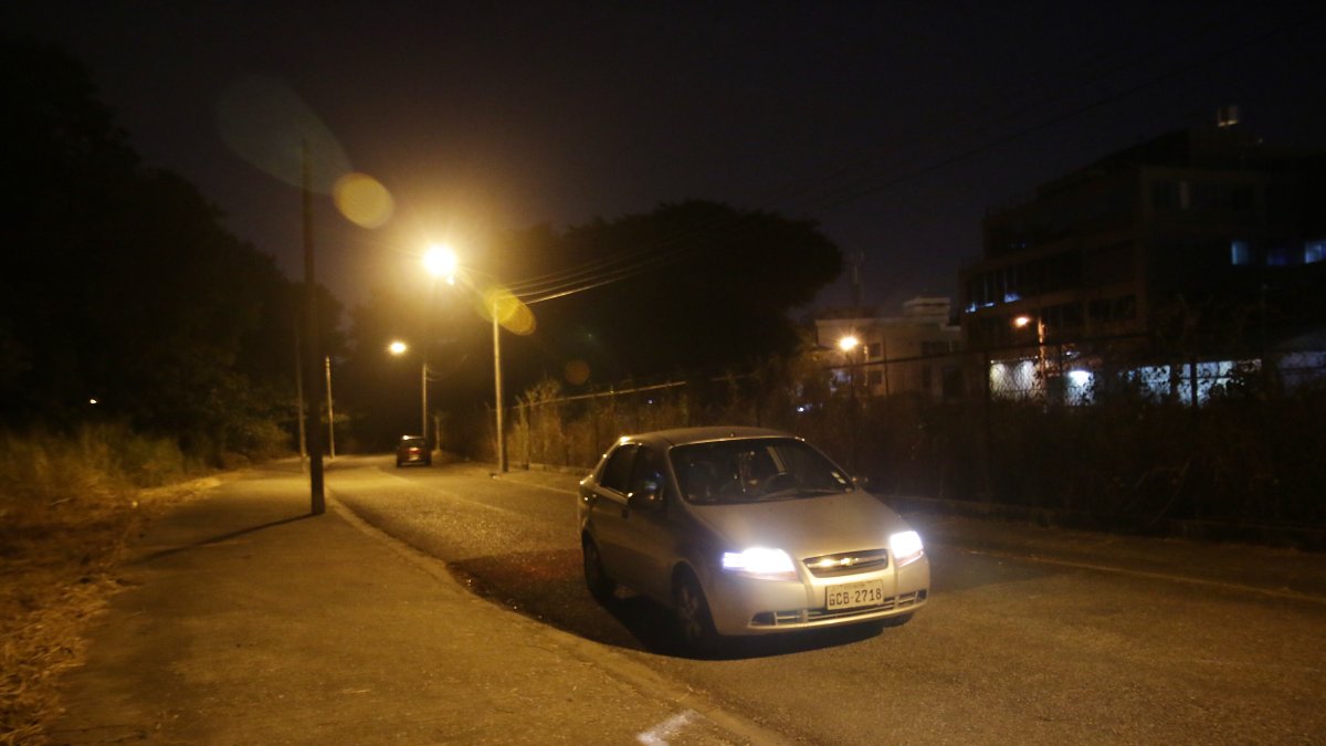 Escenarios tan desolados como este, a decir de la comunidad, son los más propensos para cometer los robos en el barrio. En ellos, reconoce la Policía, también se han reportado casos de prostitución. 