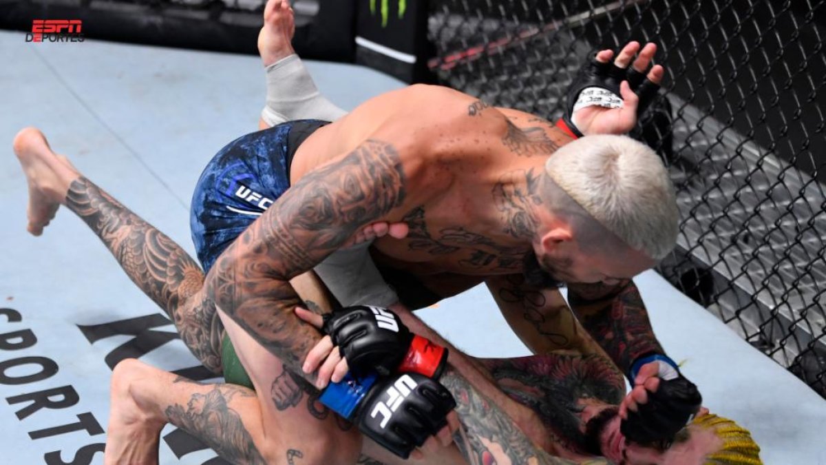 El tricolor desequilibró al rival con patadas. Ya en el suelo, con un certero golpe de codo se llevó el triunfo.