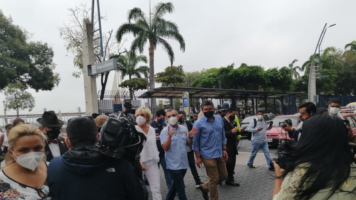 La alcaldesa de Guayaquil, Cynthia Viteri, recorre las calles con el gerente de la ATM, Vicente Taiano.