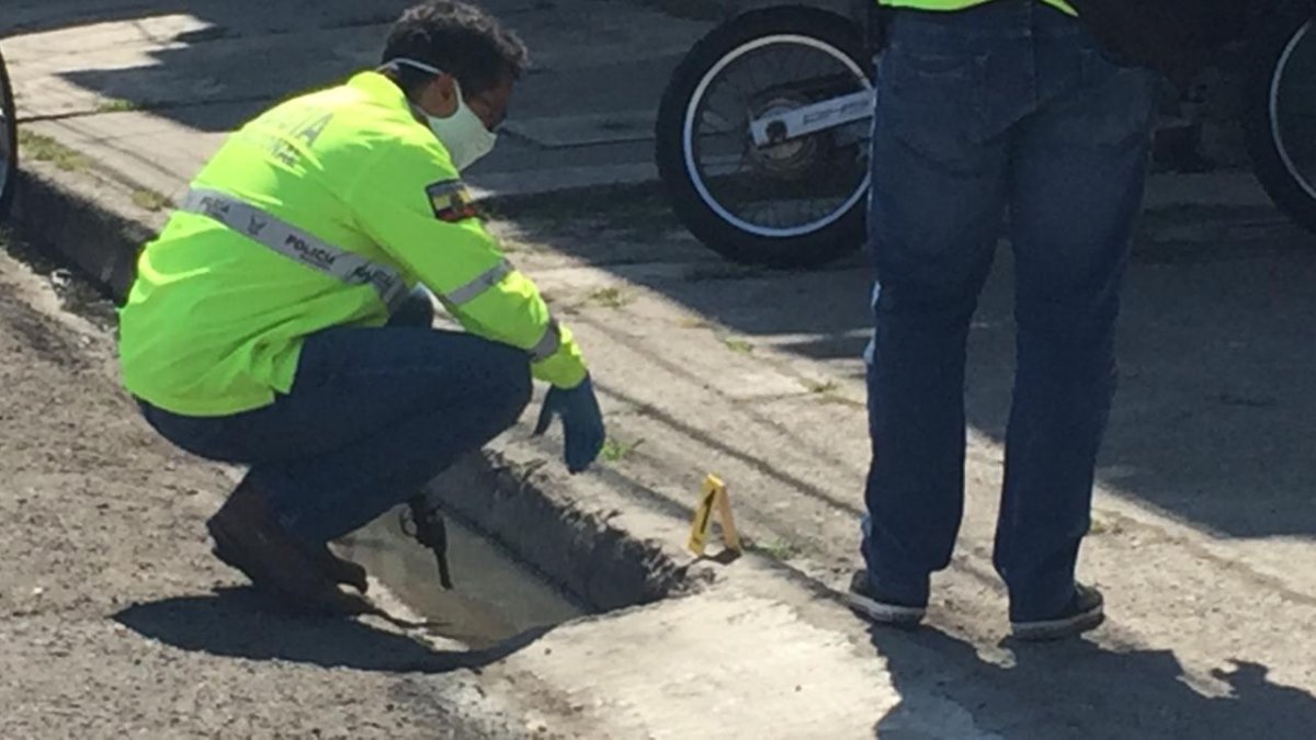 Situación. Tras una persecución policial un presunto delincuente murió y otro resultó herido, ocurrió en Tulcán y Portete, hace pocos días.