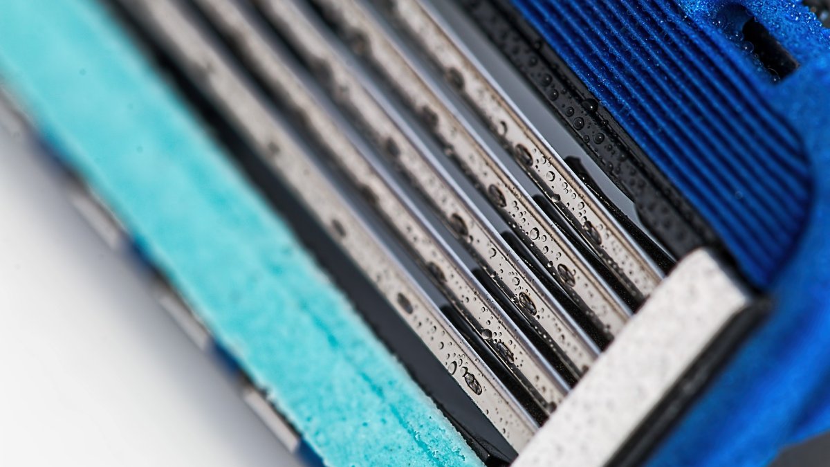 El metal de las cuchillas no solo se alisa, sino también se parte y descascara.