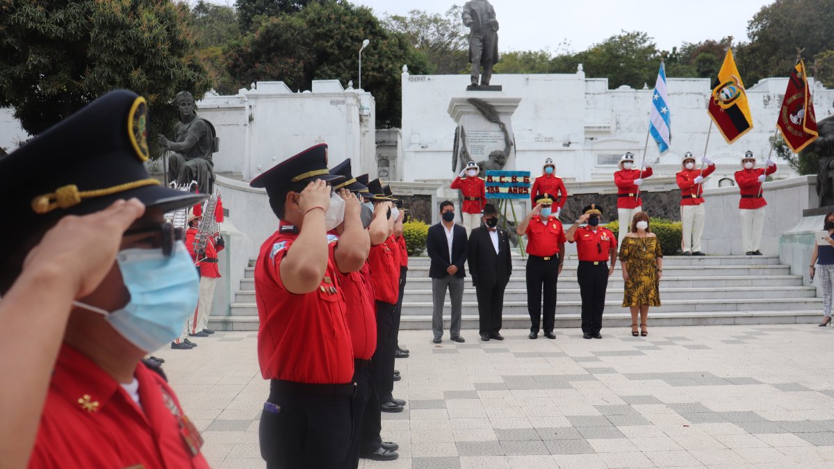 Homenaje. Personal de la institución y autoridades locales colocaron una ofrenda floral en los bajos del monumento a Vicente Rocafuerte, en el Cementerio General.