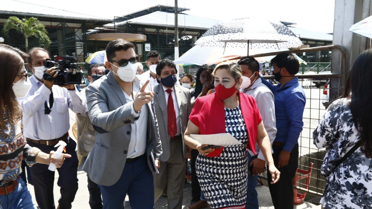 Personal del departamento jurídico del Municipio de Guayaquil, en la Fiscalía de La Florida, este lunes 17 de agosto.