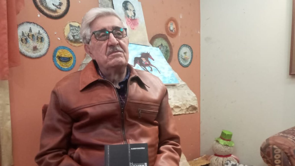 El poeta y escritor cuencano presentará su novela sobre el caso Sobornos el jueves a las 18:00. Se podrá seguir por Zoom