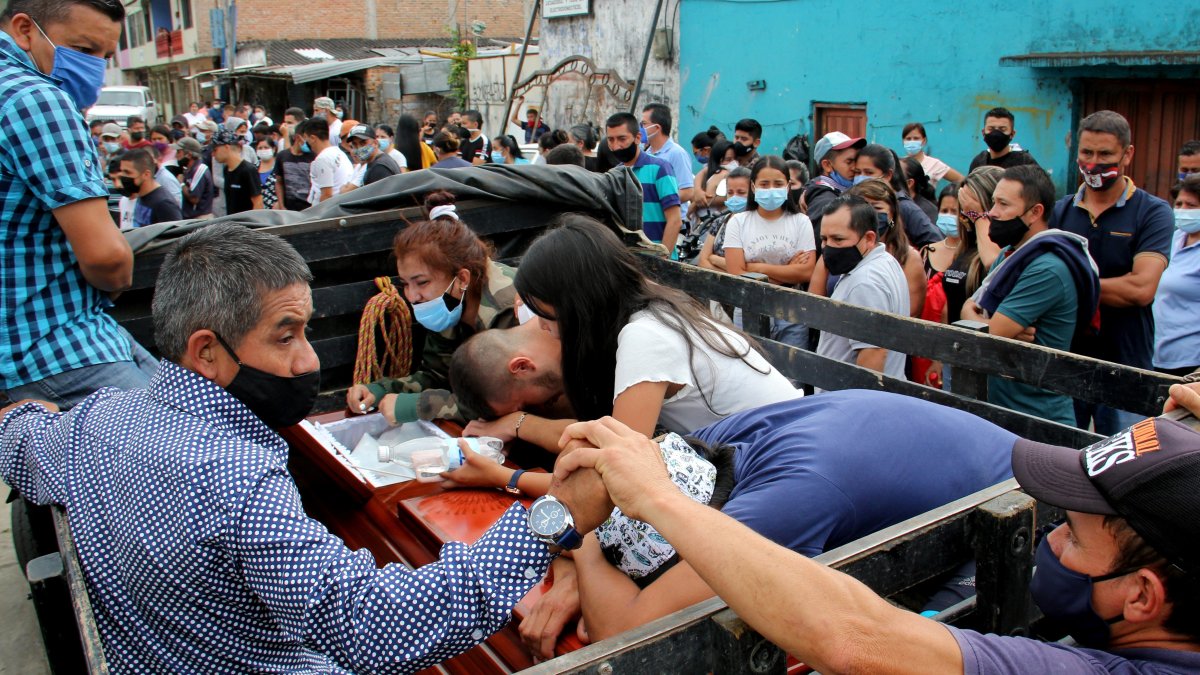Familiares despidieron este lunes a una víctimas de la masacre en Samaniego, Nariño (Colombia)