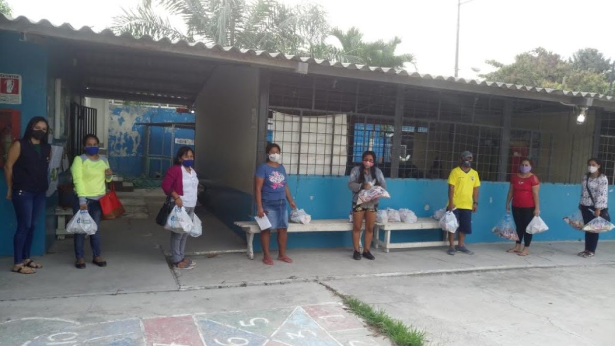 Los padres de familia acuden a las escuelas para recibir las provisiones alimenticias.
