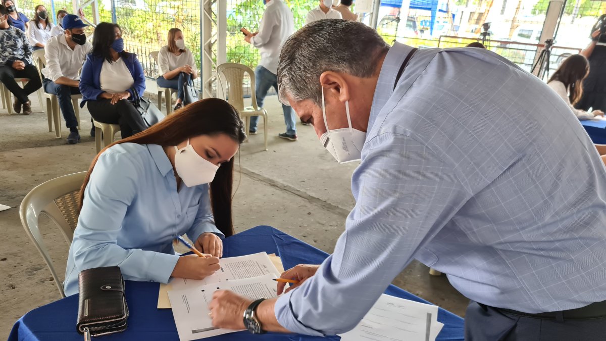 Silvia Vera firma la aceptación de la precandidatura como cabeza de lista del distrito 4 de Guayas.