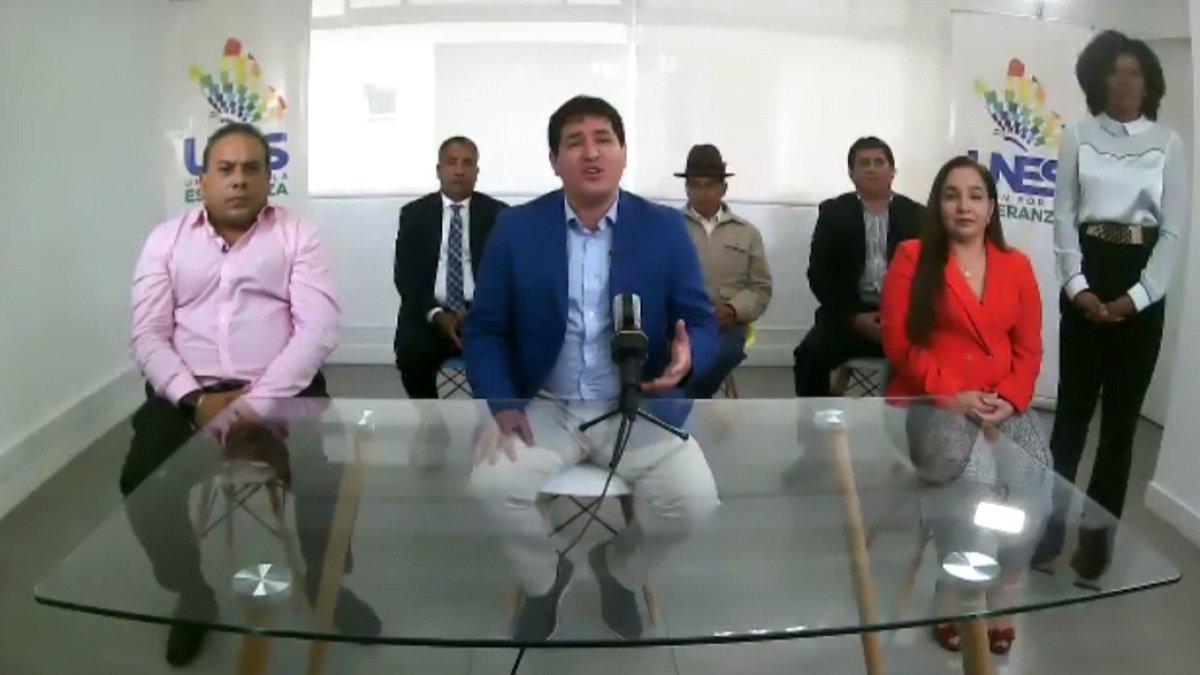 Arauz (centro) flanqueado por Enrique Menoscal, director del movimiento Centro Democrático y por Vanessa Freire, presidenta del movimiento Fuerza Compromiso Social.