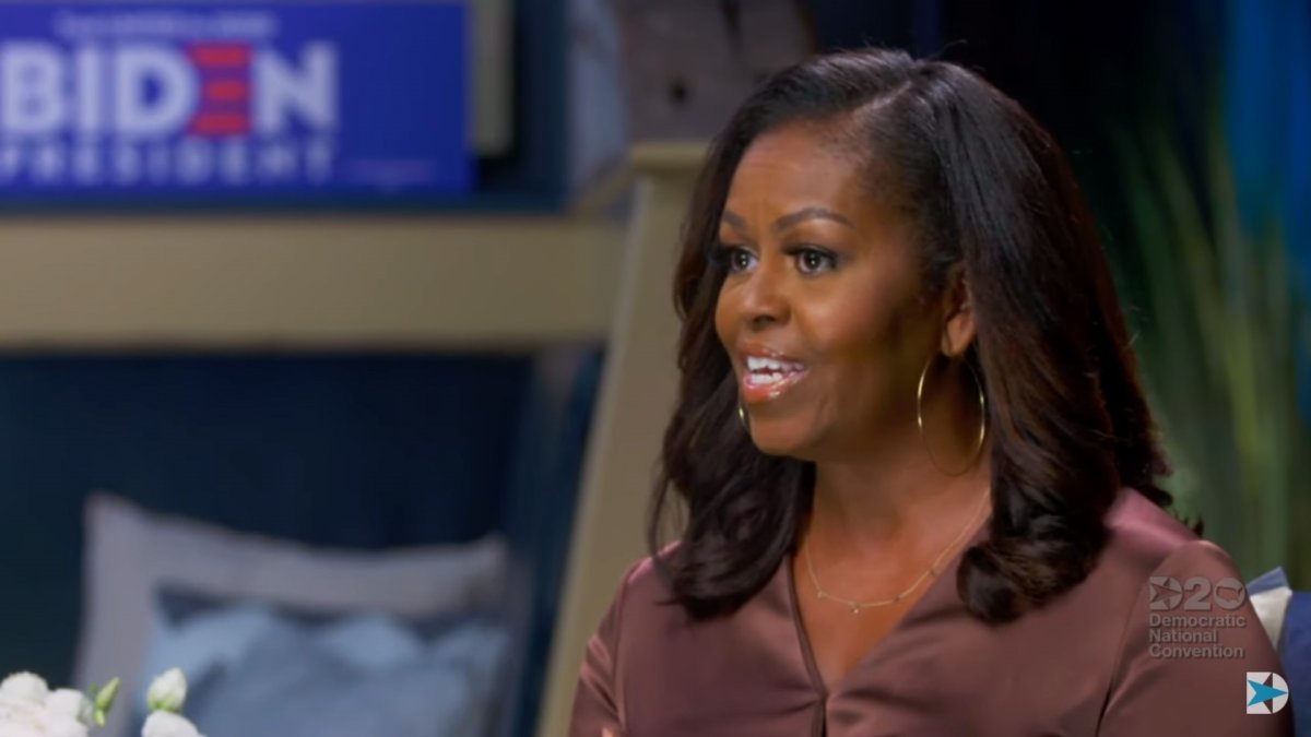 Una captura de un video facilitado por la Convención Nacional Demócrata muestra a la ex primera dama, Michelle Obama, hablando durante la primera noche de la Convención Nacional Demócrata,