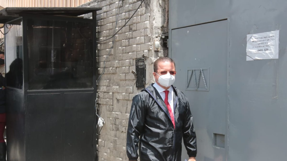 El doctor Luiggi García entregó un escrito en la cárcel 4 para que reciban a su defendido