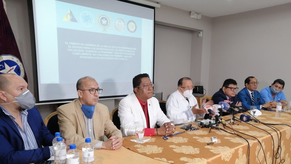 El Frente de Gremios de Profesionales de la Salud piden indemnizar al personal sanitario que falleció por el coronavirus.