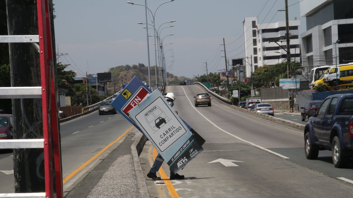 La Autoridad de Tránsito Municipal (ATM) colocó letreros en la avenida Carlos Julio Arosemena. 