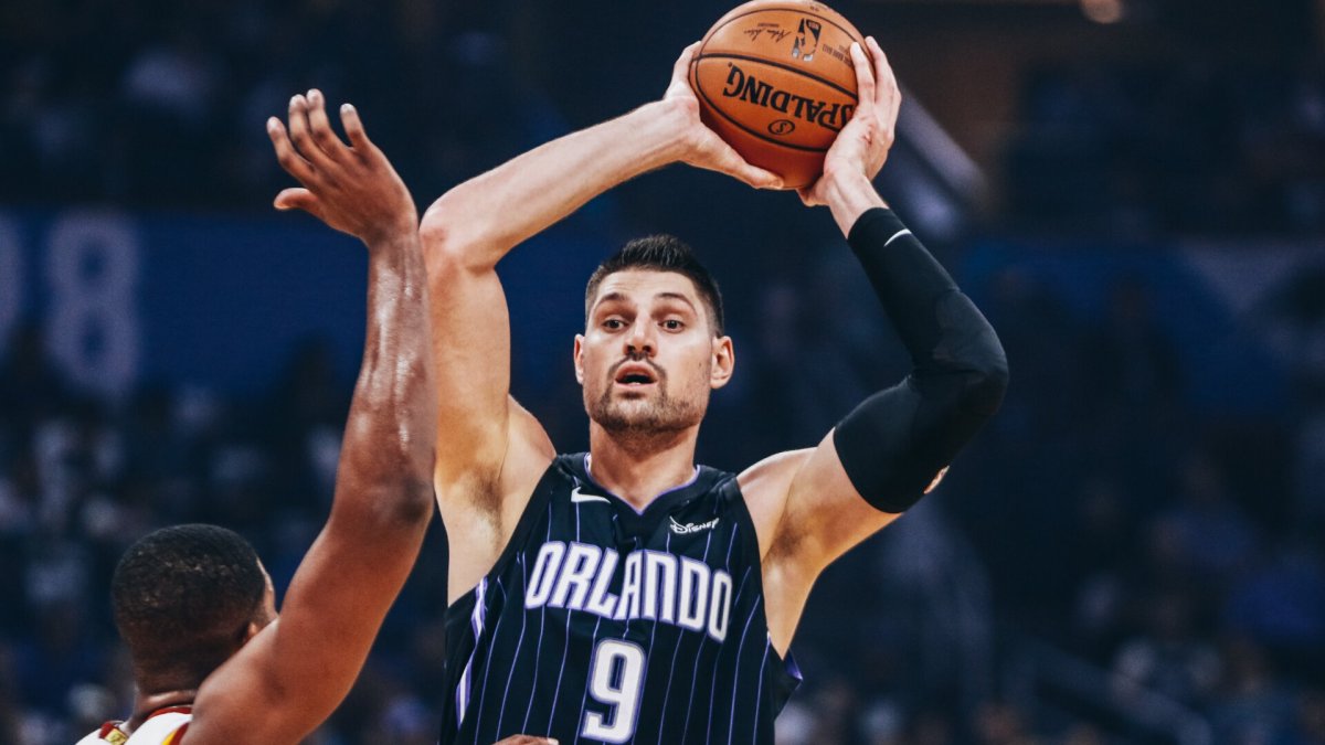 El pívot montenegrino de origen suizo Nikola Vucevic aportó un doble-doble de 35 puntos, 14 rebotes y cuatro asistencias.