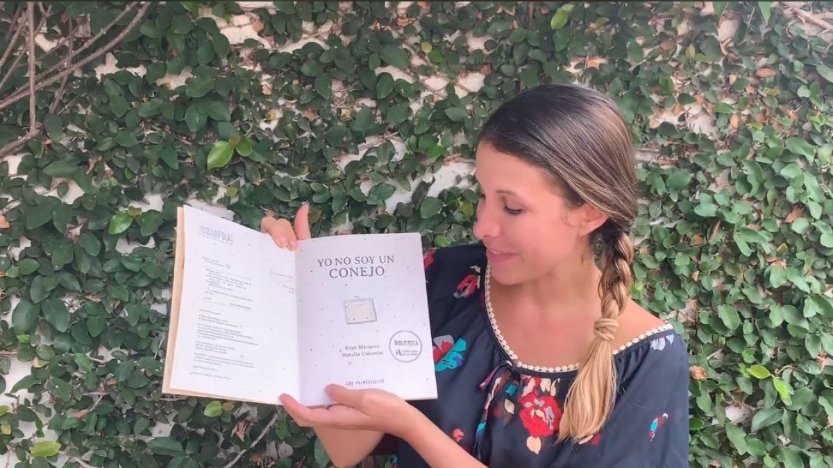 Ana María González lee un cuento para los seguidores de la Biblioteca de las Artes.