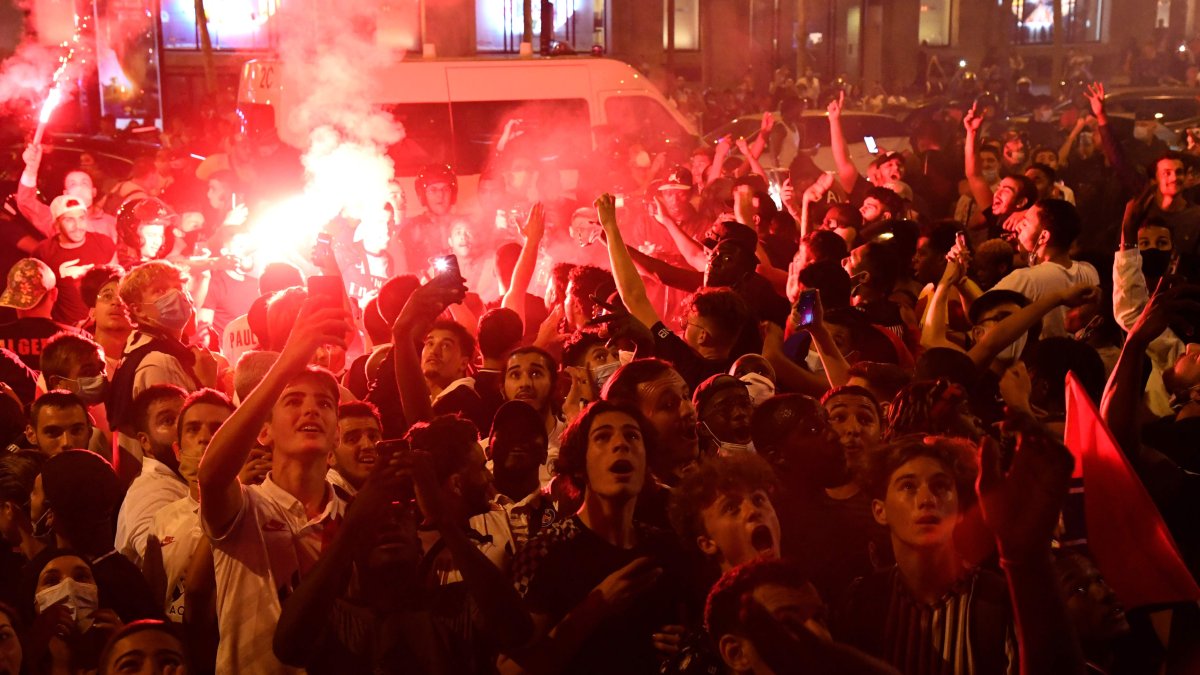 Las personas se olvidaron de las restricciones para celebrar el paso a las finales del PSG.