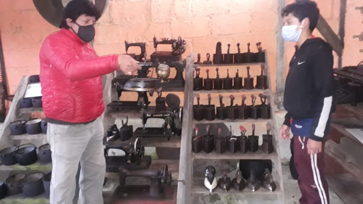 Utensilios. Luis Lara muestra una antigua plancha de la colección de antigüedades, algunas pasan los 100 años