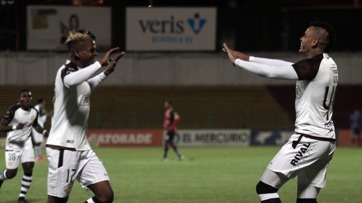 Jonathan Alvez (d) anotó el tercer y último tanto de BArcelona en la goleada 0-3 a Deportivo Cuenca. Adonis Preciado (i) fabricó la jugada.