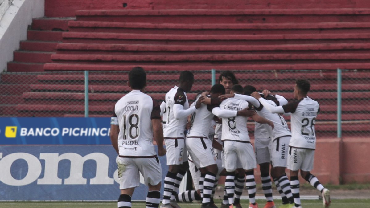 Los jugadores del equipo canario festejaron la goleada de 0-3 ante el Deportivo Cuenca a la víspera del Clásico del Astillero.